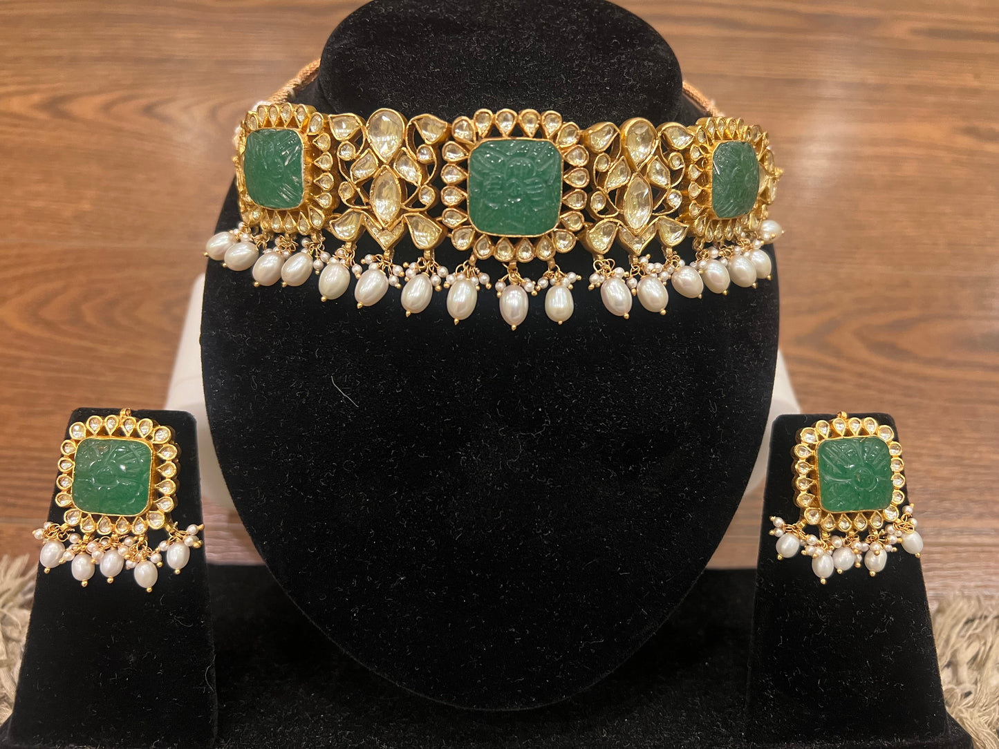 Square carved emerald choker